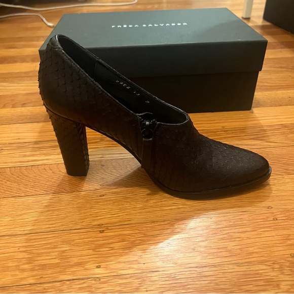 FRĒDA SALVADOR black embossed croc pumps/booties. - Picture 5 of 5